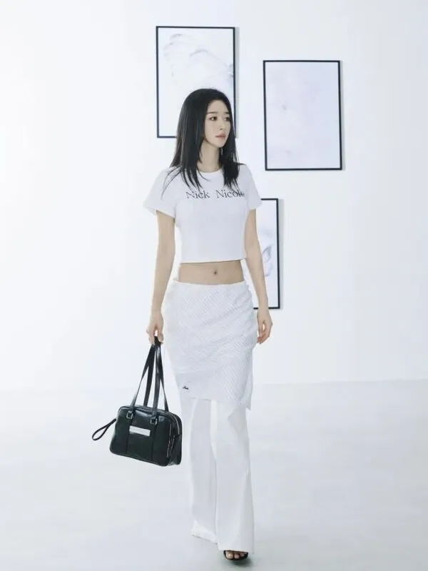 Seo Yea-mi Showcases Stunning Visuals and Body in Bold Outfit