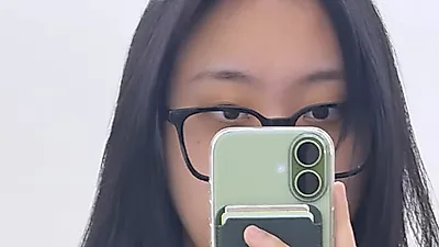 Lee Young-ji dyes hair black following red hair and red shirt controversy