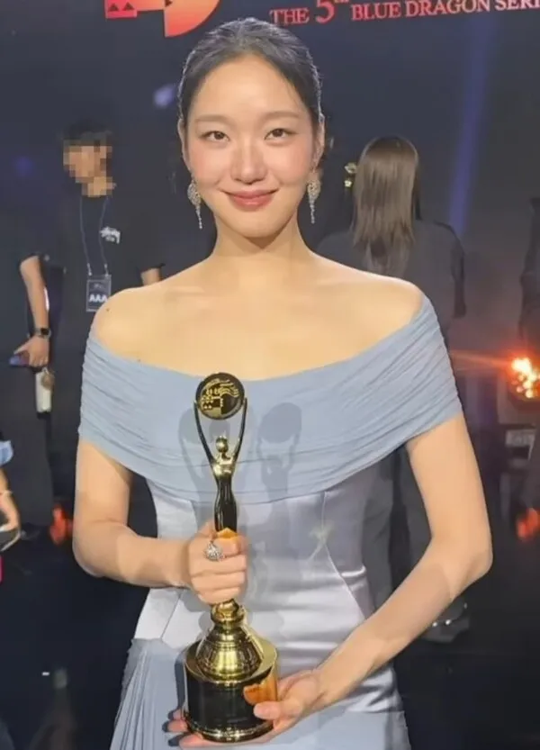 TVING CEO's Flower Basket Moves Kim Go-eun to Tears: 'A Moment More Precious Than a Grand Prize'