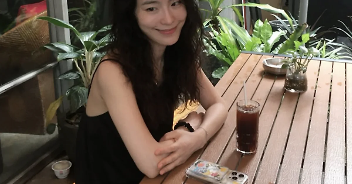 Shin Ji Su reveals wedding photos in Hong Kong
