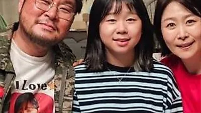 Yoon Kyung-ho 'Agent Kim: Phục kích' khoe ảnh gia đình: "Như thật vậy"