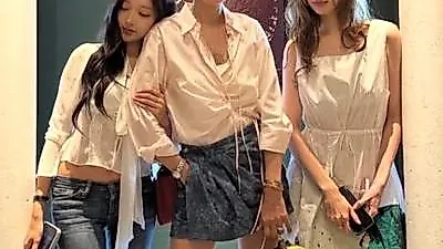 Byun Jung-soo's daughters stun with model-like visuals