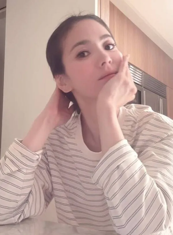 Song Hye-kyo: Admirable Even Without Makeup, and a Heartwarming Story of Patriotism on Liberation Day