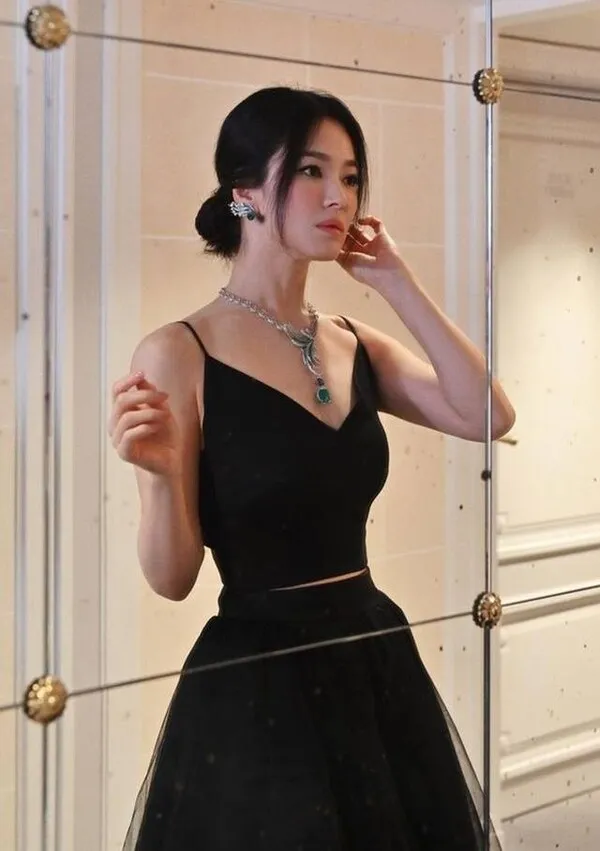 Song Hye-kyo: Admirable Even Without Makeup, and a Heartwarming Patriotic Story on Liberation Day