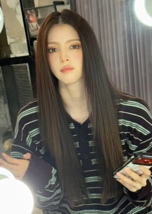 Han So-hee showcases chameleon-like transformations through makeup alone