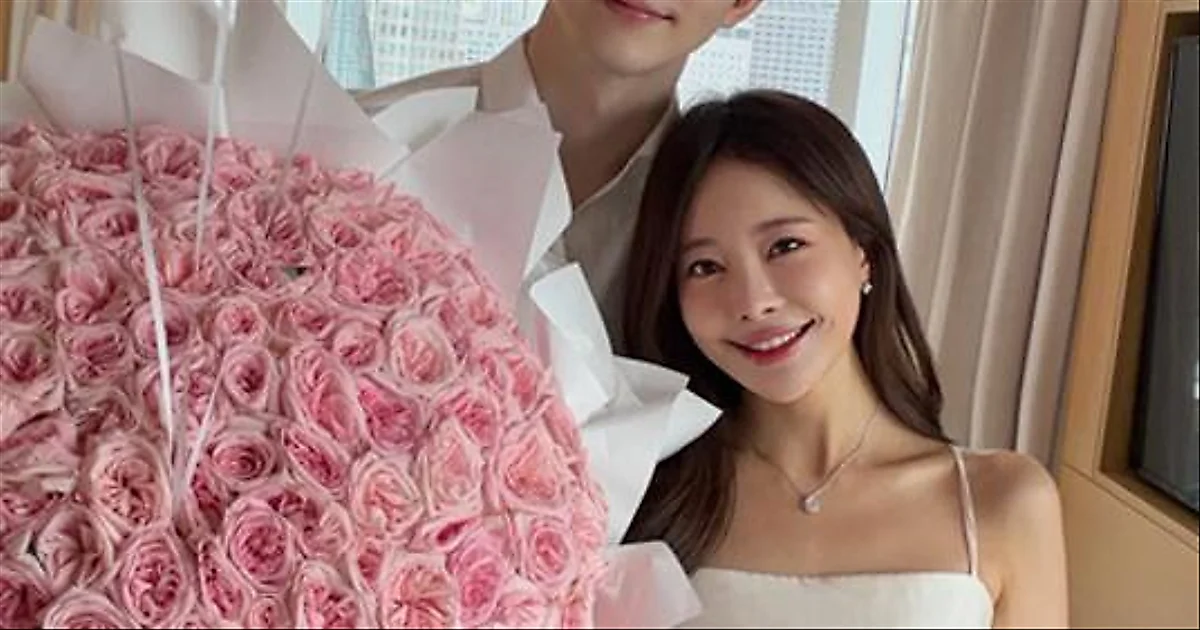 Aori nhận bó hoa khổng lồ từ Kim Hyung-bae, phủ nhận tin đồn cầu hôn