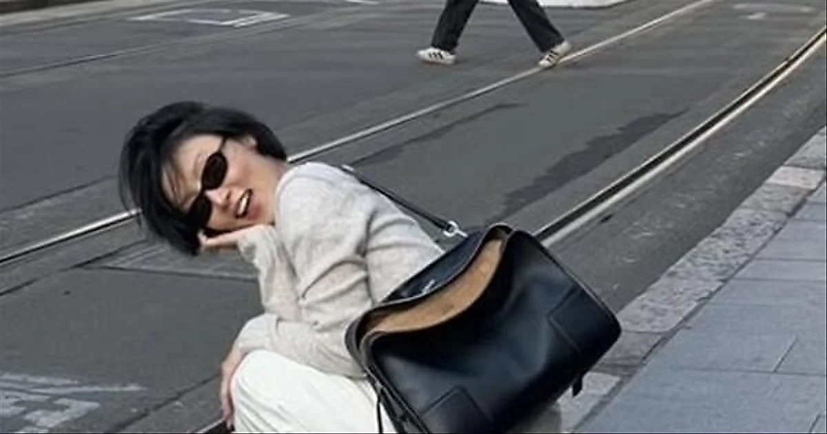ファサ、豪州の街角で座り込みリラックス。ステージとのギャップが話題