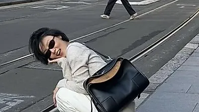 华莎澳大利亚街头随性漫步，展现舞台内外反差魅力