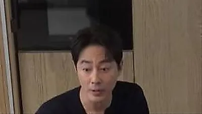 Hwang Jung-min trêu chọc tạo hình râu của Jo In Sung trong phim 'HOPE'
