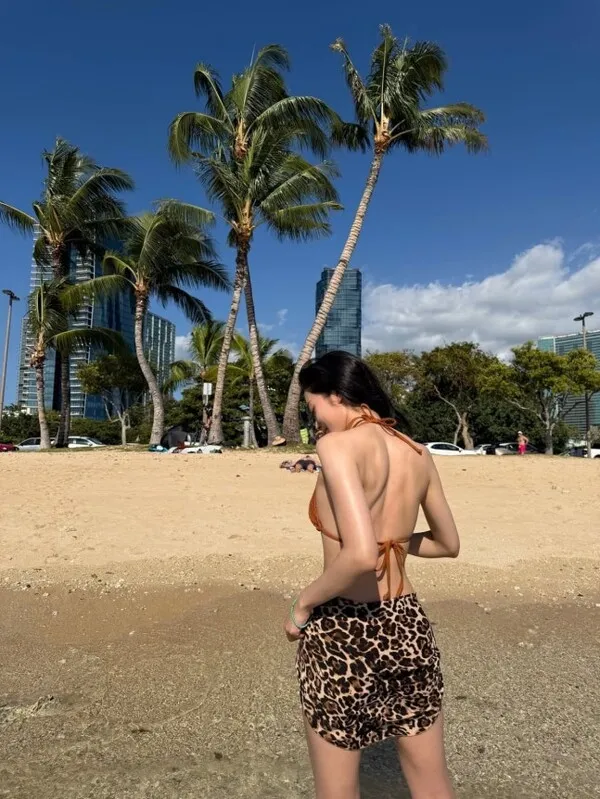Roh Yoon-seo khoe vẻ đẹp quyến rũ trong bộ bikini tại bãi biển Hawaii