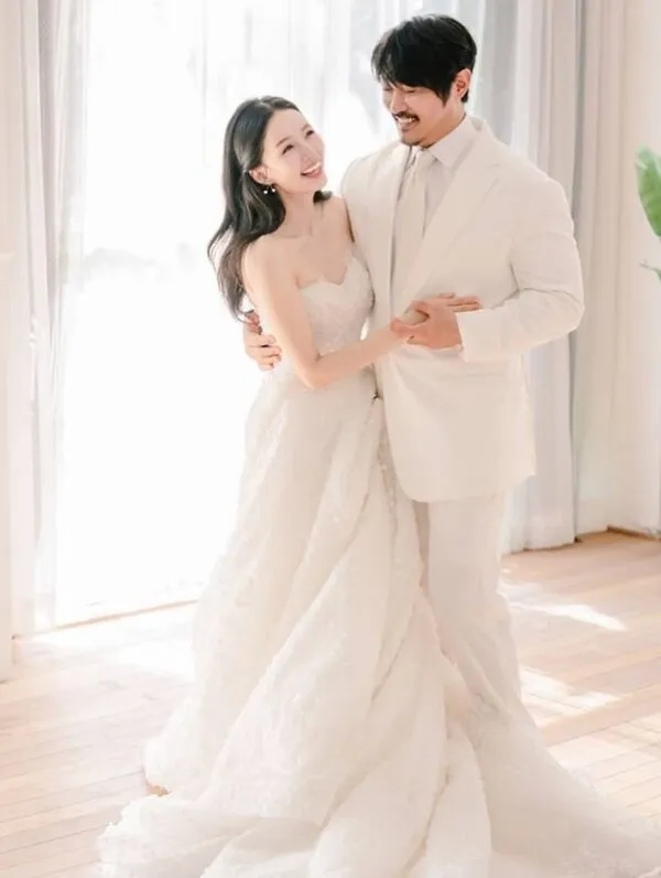 KCM、15年越しの結婚式へ!美しい妻とのウェディングフォトを公開