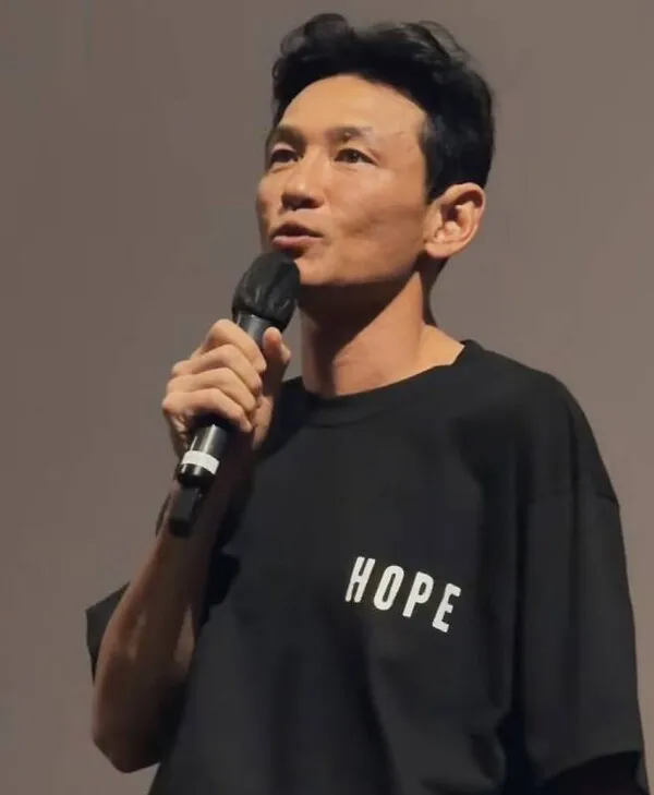 Hwang Jung-min pushes through grueling 'Hope' promotions despite looking gaunt from controversy