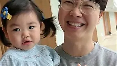 Park Soo Hong shares heartwarming summer vacation with daughter J