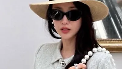 Park Ha-sun khoe phong cách High-Low với túi Chanel và mũ Coupang
