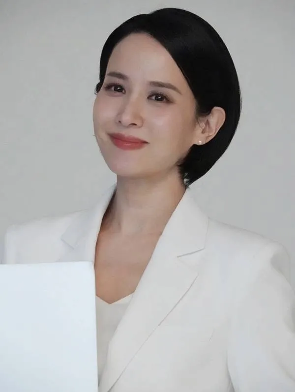 チョ・ヨジョン、45歳にして『パラサイト 半地下の家族』の富豪の妻を脱ぎ捨て、愛嬌たっぷりな姿を披露