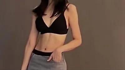 Lee Jooyeon (After School) khoe cơ bụng săn chắc: "Phải tập luyện lại thôi"