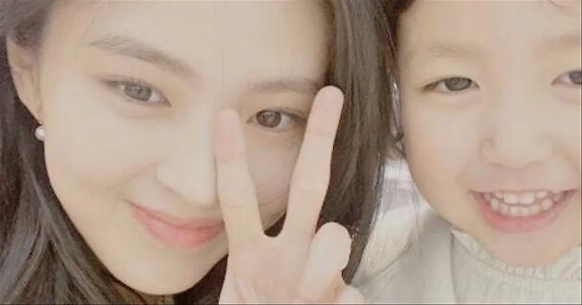 Han So-hee 与《夫妻的世界》女儿 Jennie 时隔 6 年重逢“哽咽”