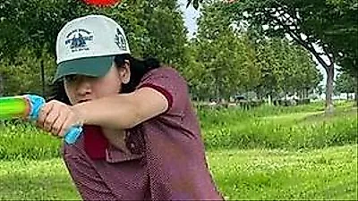 Lee Joo-young gây hài với màn parody 'cưỡi chó' ăn mừng phim 'Hope' đạt 2 triệu lượt xem