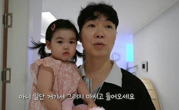 Park Soo-hong kinh ngạc khi gọi người giúp việc trông trẻ: "Thậm chí còn không rửa tay"