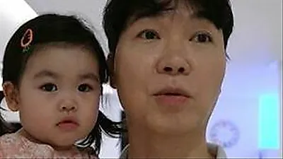 Park Soo Hong ngỡ ngàng khi gọi người trông trẻ cho con gái