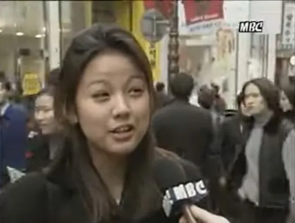 30年前の街頭インタビューに映る女子高生、その正体はイ・ヒョリだった