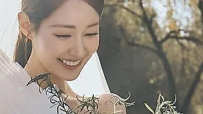 Shin Seul-ki stuns in new wedding pictorial