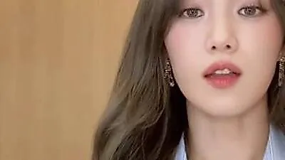 Lee Sung-kyung khen ngợi màn trình diễn halftime của BTS tại chung kết World Cup