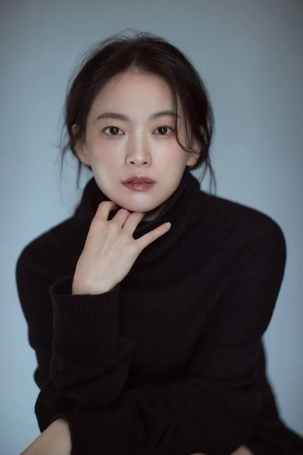 Chun Woo-hee's Autumnal Gaze: A Thousand Faces of Alluring Beauty