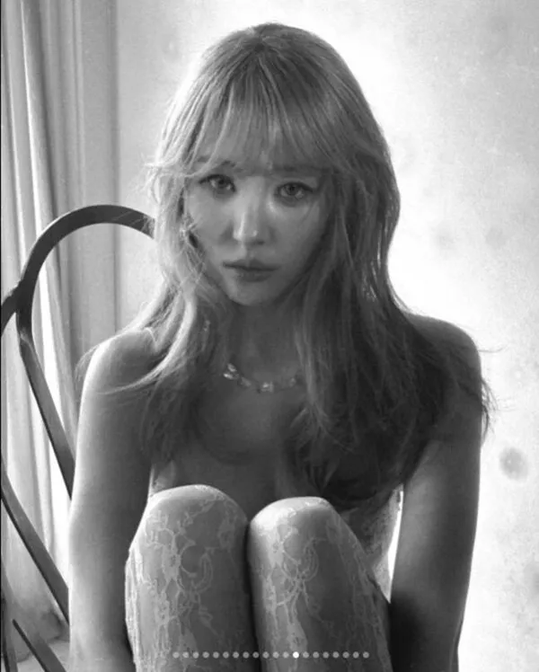 SUNMI(ソムニ)はやはり官能美、シースルーの錯視ルックで視線を圧倒