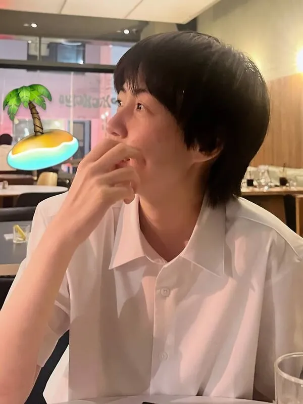 Shim Eun-kyung's Refreshing Summer Look: Short Hair and White Shirt