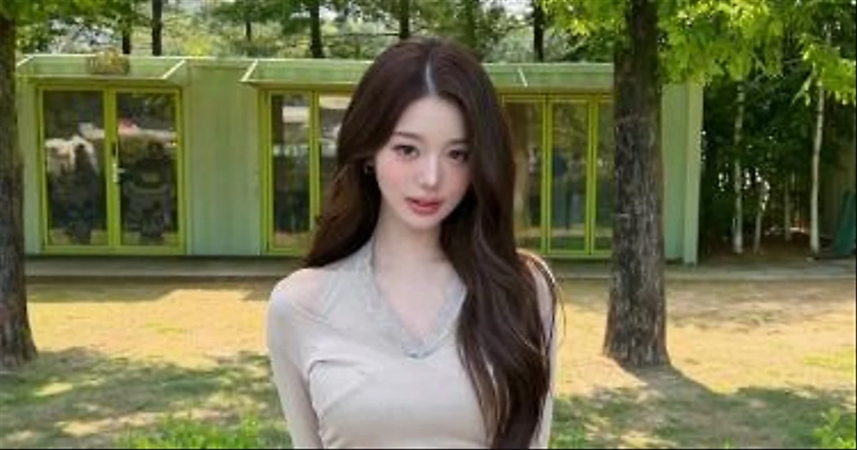 Jang Won Young (IVE) đăng ảnh mặc trang phục gây tranh cãi tại công viên giải trí