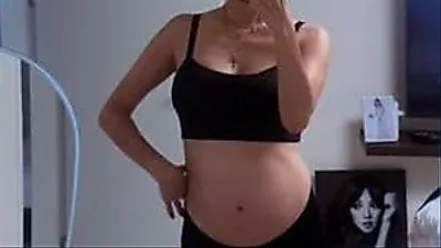 Cựu Miss Korea Kim Min-kyung chia sẻ niềm hạnh phúc khi mang thai ở tuổi 44
