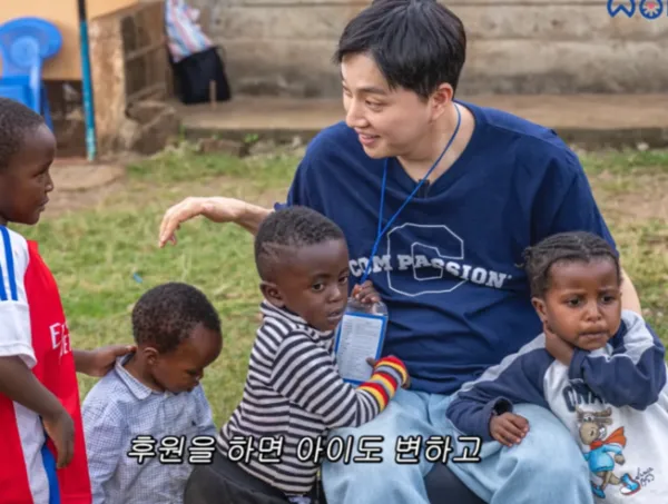 Ai giúp ai? Park Wi và Song Ji-eun quyên góp 100 triệu won cùng 1600 người hướng tới Kenya