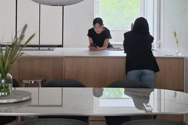 Lee Ji-hye moves from 80-pyeong to 49-pyeong home: 'It's smaller, but I love it'