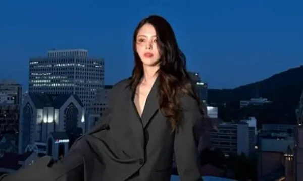 Han So-hee, Who Mastered the Ultimate Decadent Sensuality with Just a Leather Jacket?