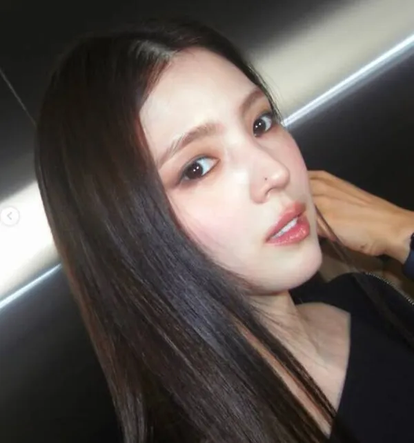 Han So-hee, Who Mastered the Ultimate Decadent Sensuality in Just a Leather Jacket?