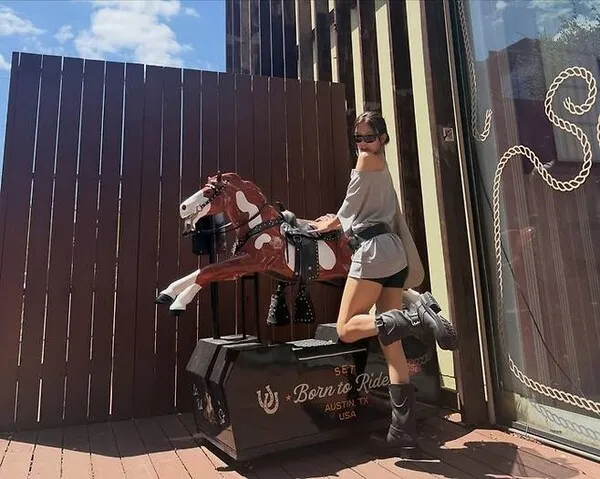 IVE アン・ユジン、テキサスで“観光モード”を披露。カウガール風スタイルがまるでグラビア