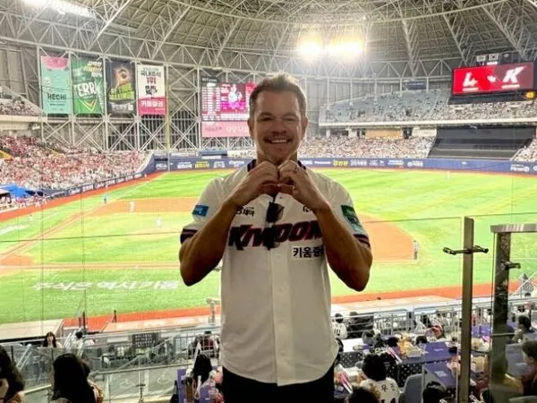 Matt Damon xuất hiện tại Gocheok Dome trong trang phục Kiwoom Heroes