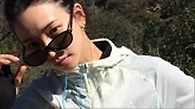 aespaカリナ、カナダで四つ葉のクローバー探し？登山を楽しむ素朴な日常も公開