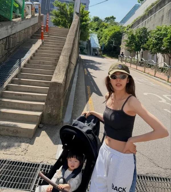 Son Dam-bi's Hip Stroller Walk Fashion