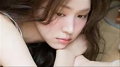 カン・イェウォン、過ぎゆく夏を惜しむ物憂げな午後―ゆったりとした微笑み