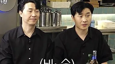 Lee Sang-min gets surprise back hug from twin brother's girlfriend