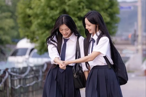 RESCENE（リセンヌ）ウォニ・ミナミ、テヨン『晩餐歌』MVメイキングで披露した制服の感性