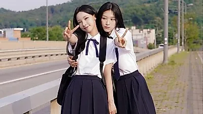 RESCENEウォニとミナミ、テヨンの「晩餐歌」MVビハインドで披露する「制服感性」