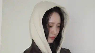 允儿分享秋季私服照，即便戴着连帽衫也难掩“C位气场”