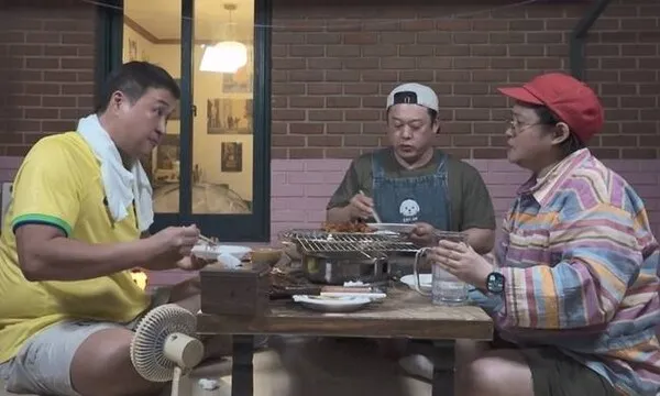 Koo Seong-hwan sets up a full Hanwoo charcoal BBQ feast on the rooftop for Kim Shin-young and Lee Seon-min