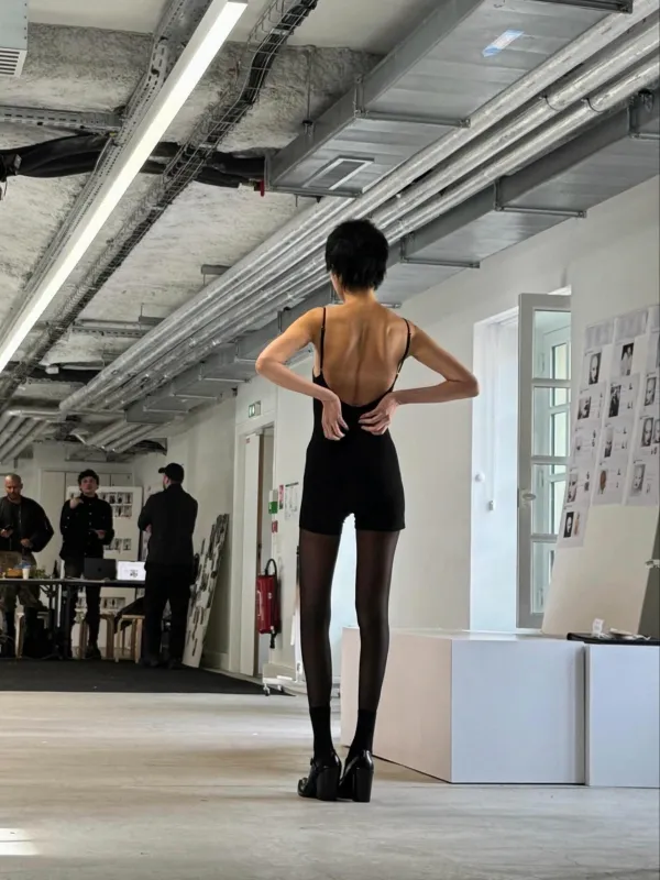ホン・ジンギョン、180cm・50kgの衝撃的な美貌!デビュー33年を経ても変わらぬモデル級スタイル