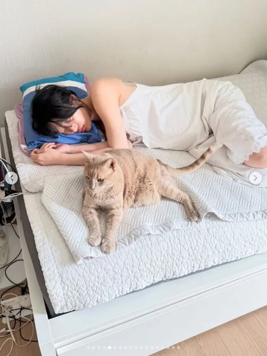 Choi So-ra gây sốc khi chỉ quấn duy nhất một chiếc khăn tắm đọc sách trong tình trạng bụng bầu vượt mặt