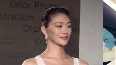Sora Choi khoe vẻ đẹp bụng bầu đầy nghệ thuật khi đọc sách