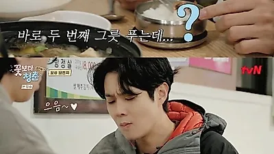 Jung Yu-mi gives her rice to Choi Woo-shik on Youth Over Flowers: Limited Edition